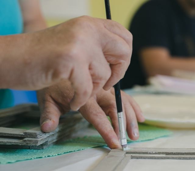 Creatività e manualità: siamo maestri d’arte della carta riciclata