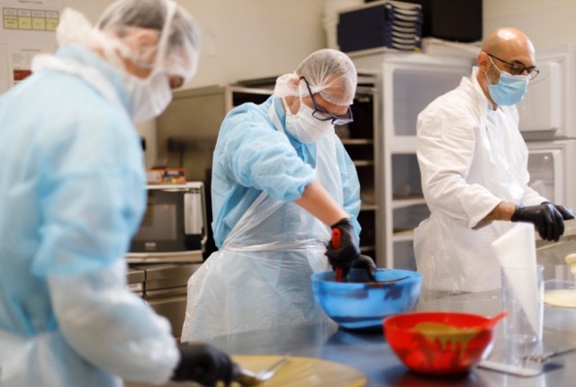 Prepariamo l’ambiente di lavoro e iniziamo a mescolare gli ingredienti