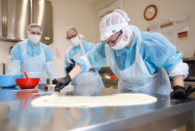 Il cioccolato va steso e raffreddato direttamente sul tavolo